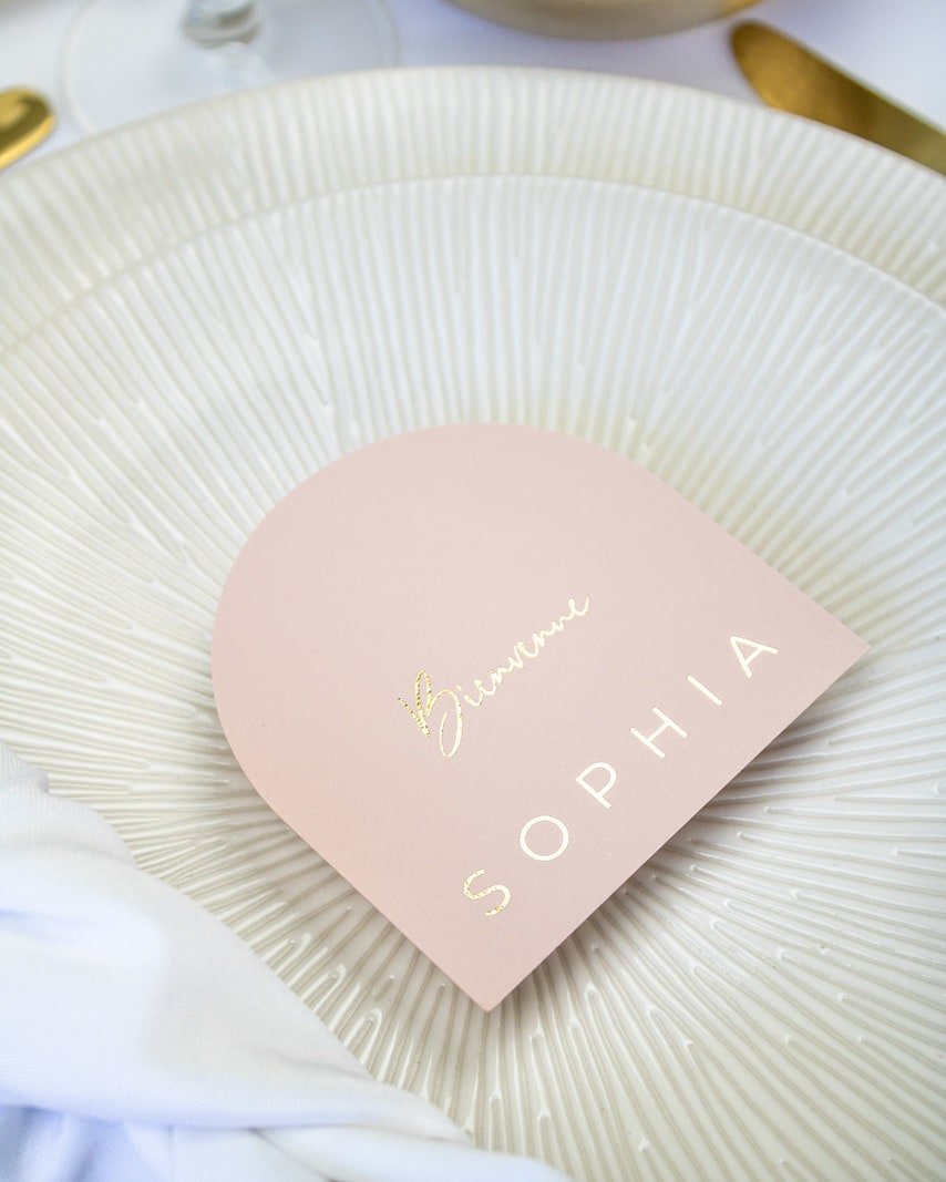 "Alya - Marque-place" – Marque-place chic, élégant et romantique avec dorure or pour réception de mariage – Papeterie de mariage - Wedding stationery - Création Luxe Carterie Studio