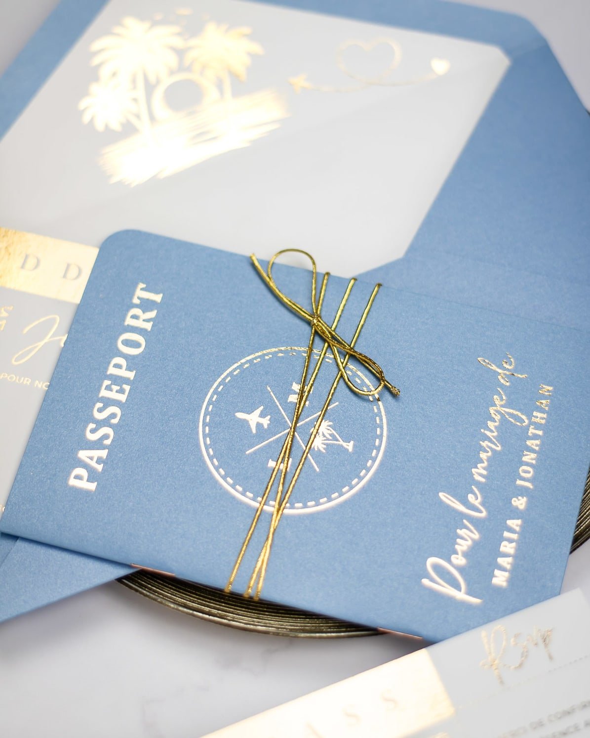"Baya - Passeport" - Faire-part de mariage passeport, wedding destination, chic, original et romantique avec dorure or - Création Luxe Carterie Studio