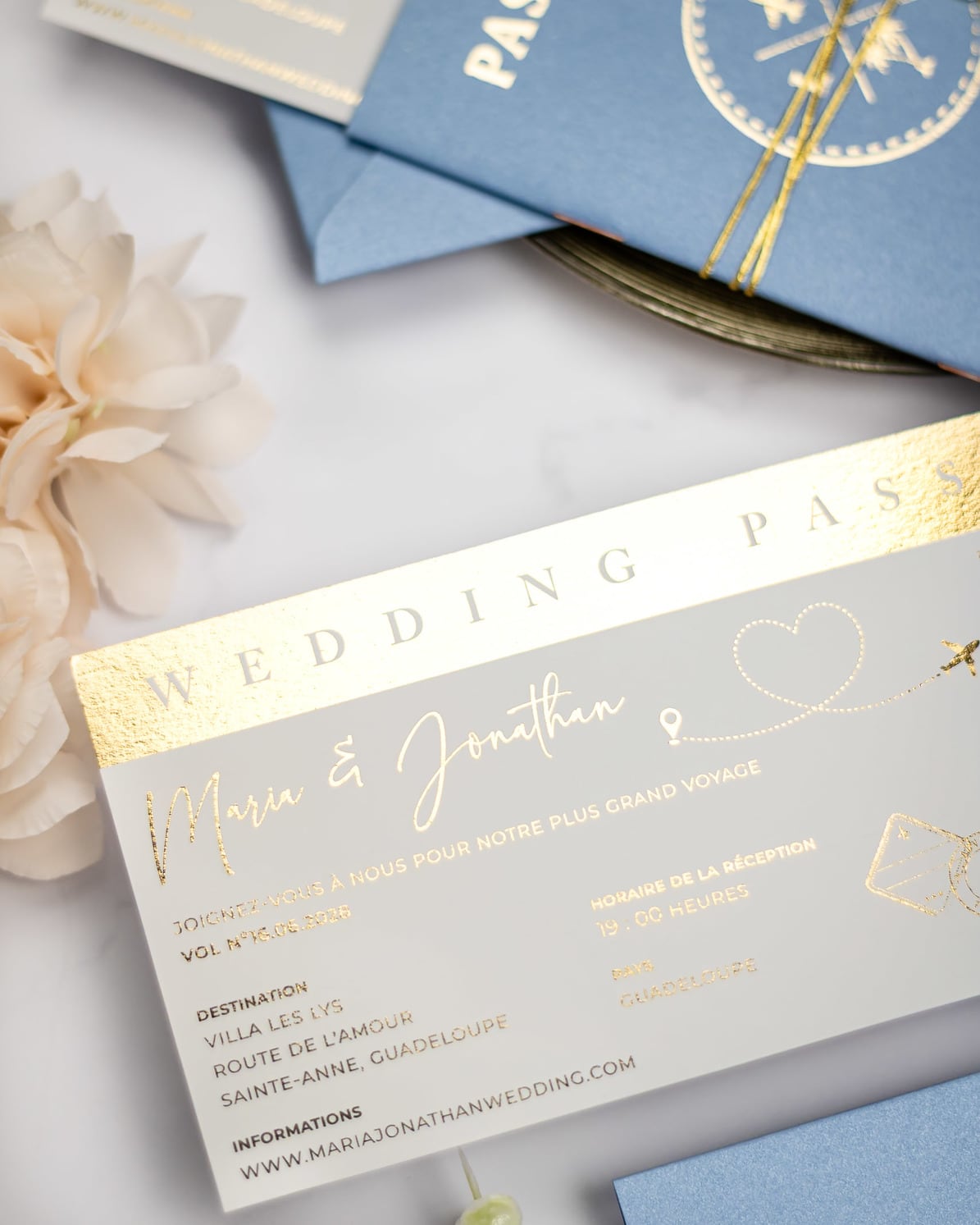 "Baya - Passeport" - Faire-part de mariage passeport, wedding destination, chic, original et romantique avec dorure or - Création Luxe Carterie Studio