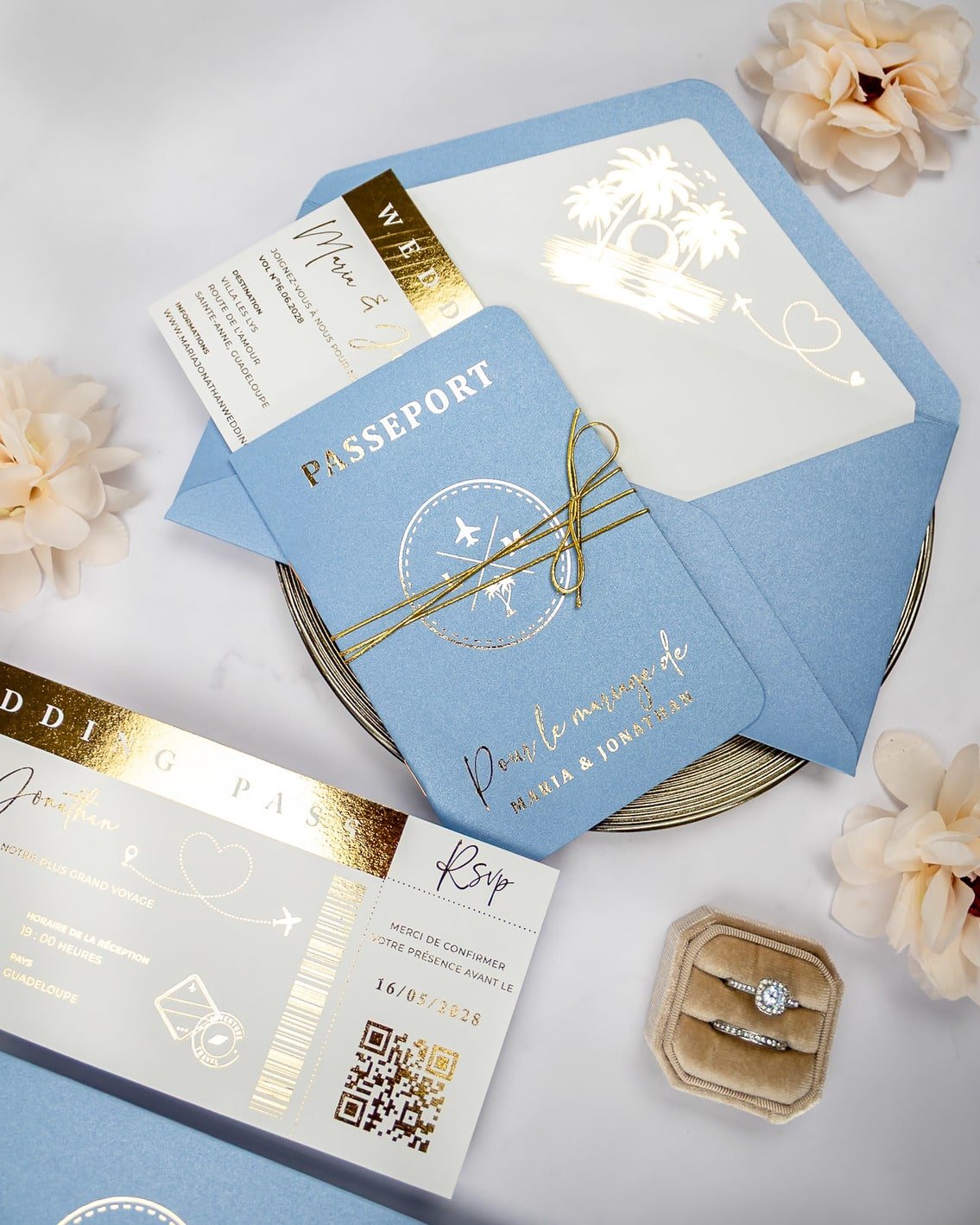 "Baya - Passeport" - Faire-part de mariage passeport, wedding destination, chic, original et romantique avec dorure or - Création Luxe Carterie Studio