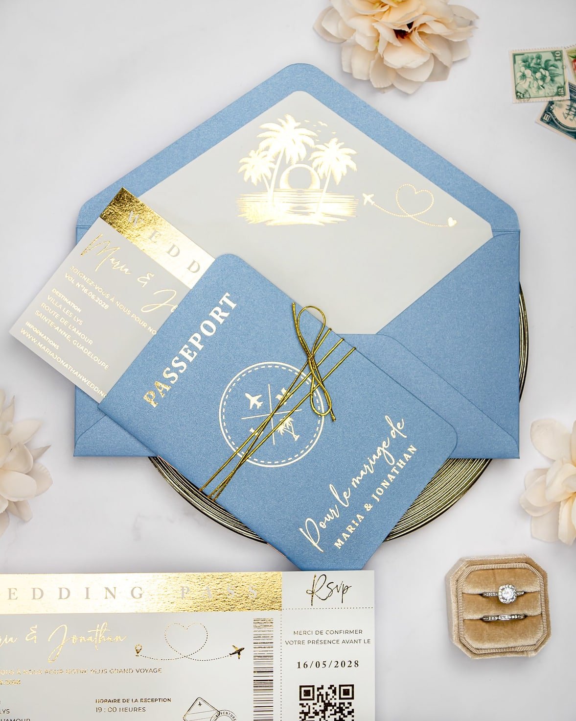 "Baya - Passeport" - Faire-part de mariage passeport, wedding destination, chic, original et romantique avec dorure or - Création Luxe Carterie Studio