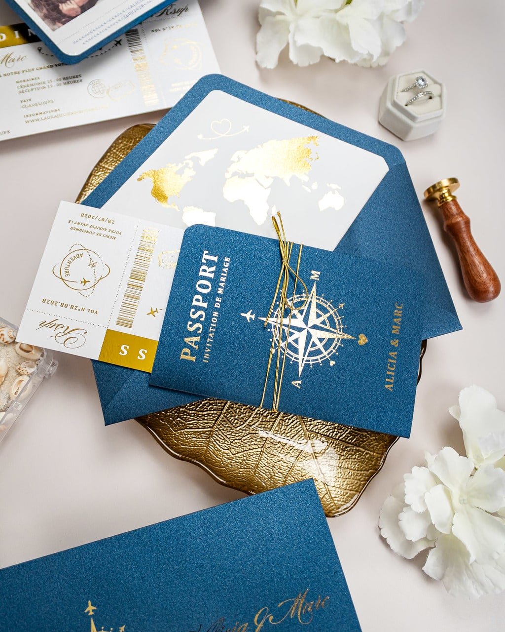 "Donya - Passeport" - Faire-part de mariage passeport, wedding destination, chic, original et romantique avec dorure or - Création Luxe Carterie Studio