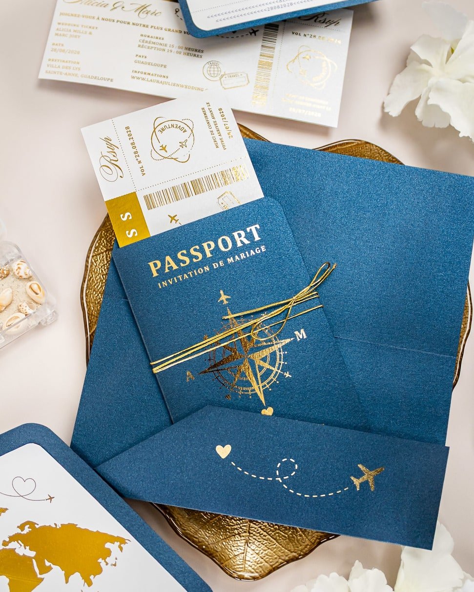 "Donya - Passeport" - Faire-part de mariage passeport, wedding destination, chic, original et romantique avec dorure or - Création Luxe Carterie Studio