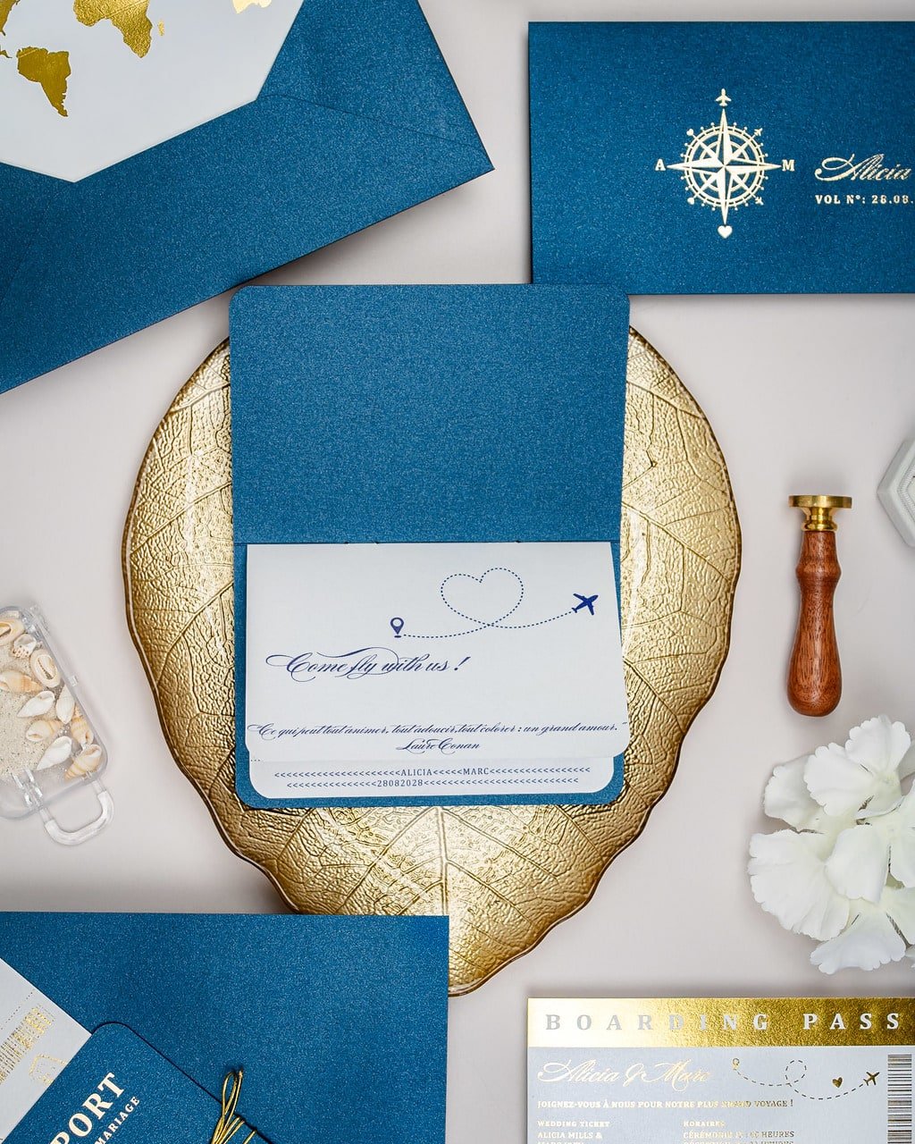"Donya - Passeport" - Faire-part de mariage passeport, wedding destination, chic, original et romantique avec dorure or - Création Luxe Carterie Studio