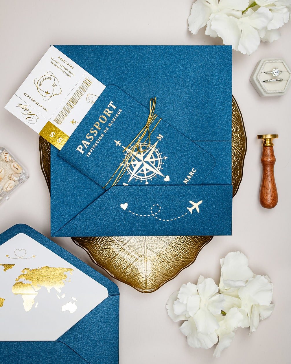 "Donya - Passeport" - Faire-part de mariage passeport, wedding destination, chic, original et romantique avec dorure or - Création Luxe Carterie Studio