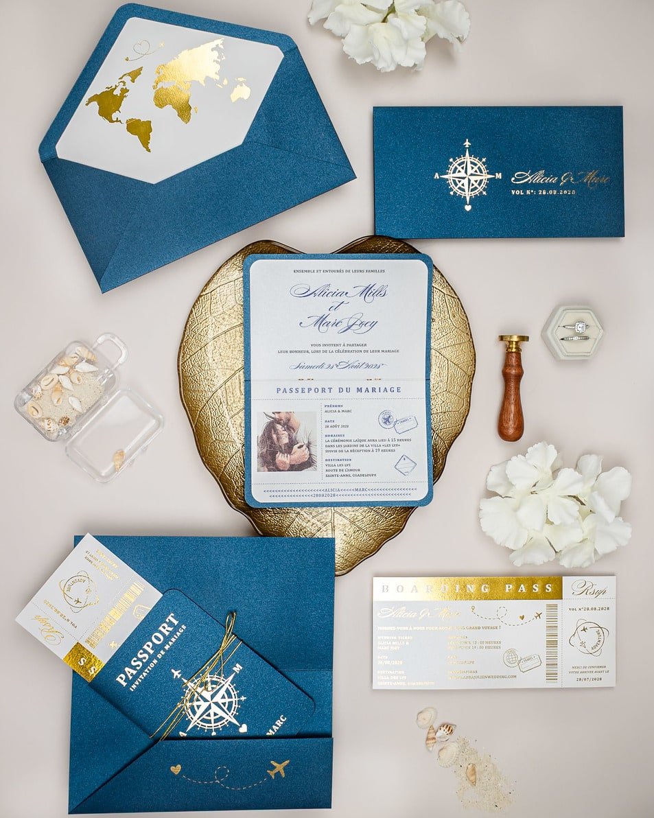 "Donya - Passeport" - Faire-part de mariage passeport, wedding destination, chic, original et romantique avec dorure or - Création Luxe Carterie Studio