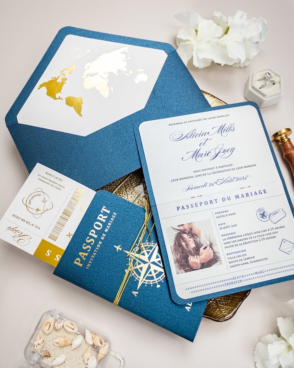 "Donya - Passeport" - Faire-part de mariage passeport, wedding destination, chic, original et romantique avec dorure or - Création Luxe Carterie Studio