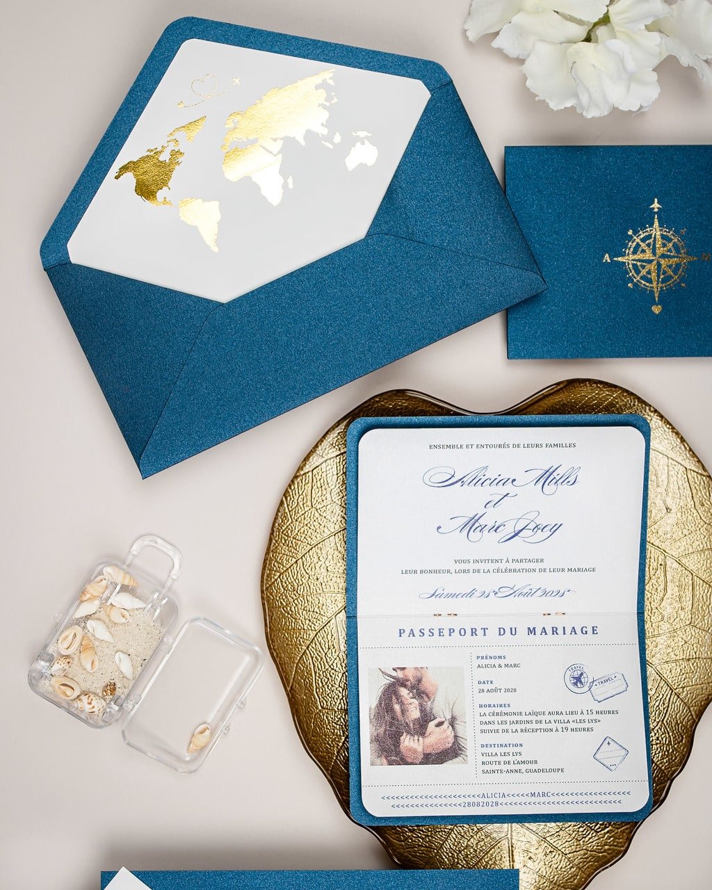 "Donya - Passeport" - Faire-part de mariage passeport, wedding destination, chic, original et romantique avec dorure or - Création Luxe Carterie Studio
