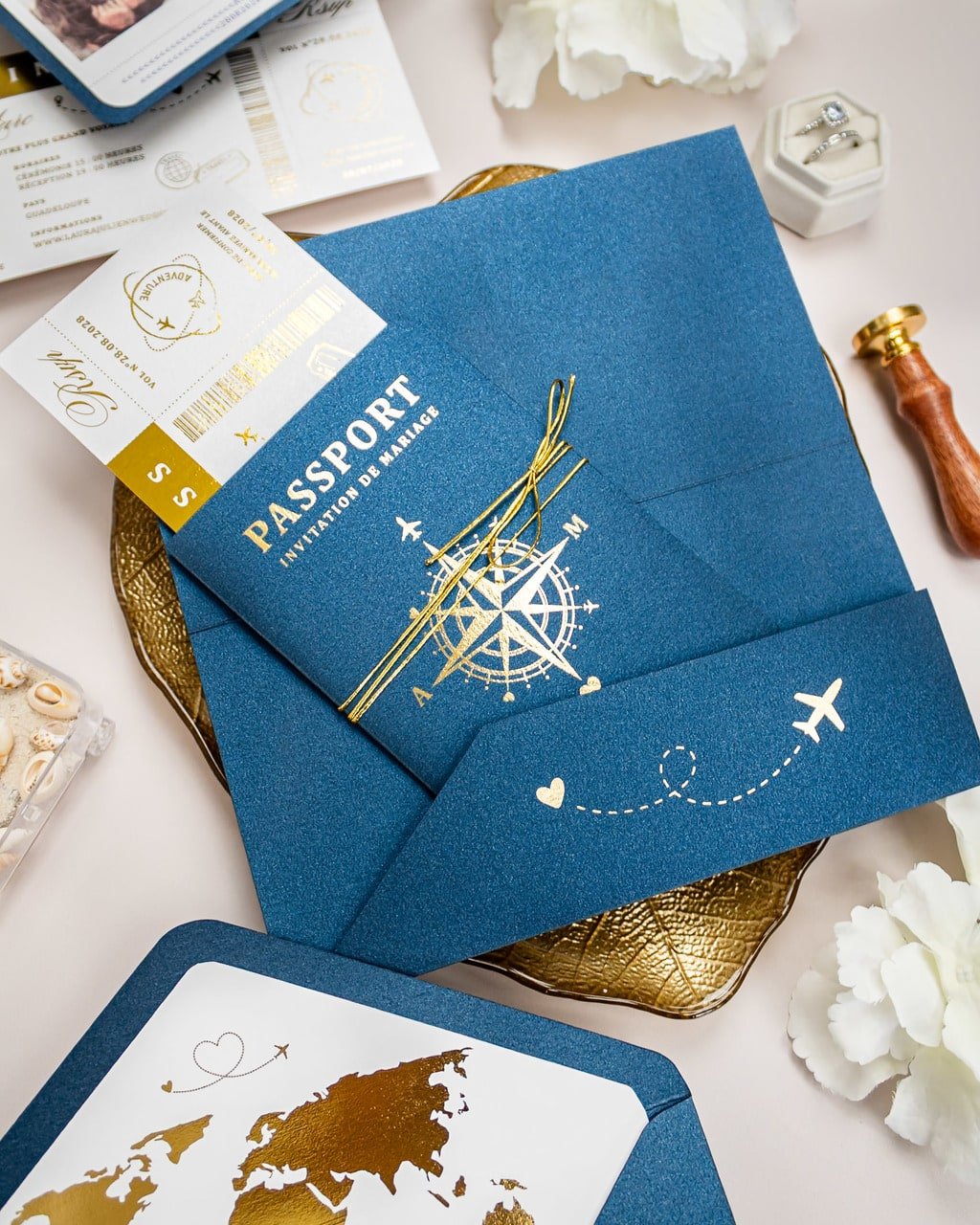 "Donya - Passeport" - Faire-part de mariage passeport, wedding destination, chic, original et romantique avec dorure or - Création Luxe Carterie Studio