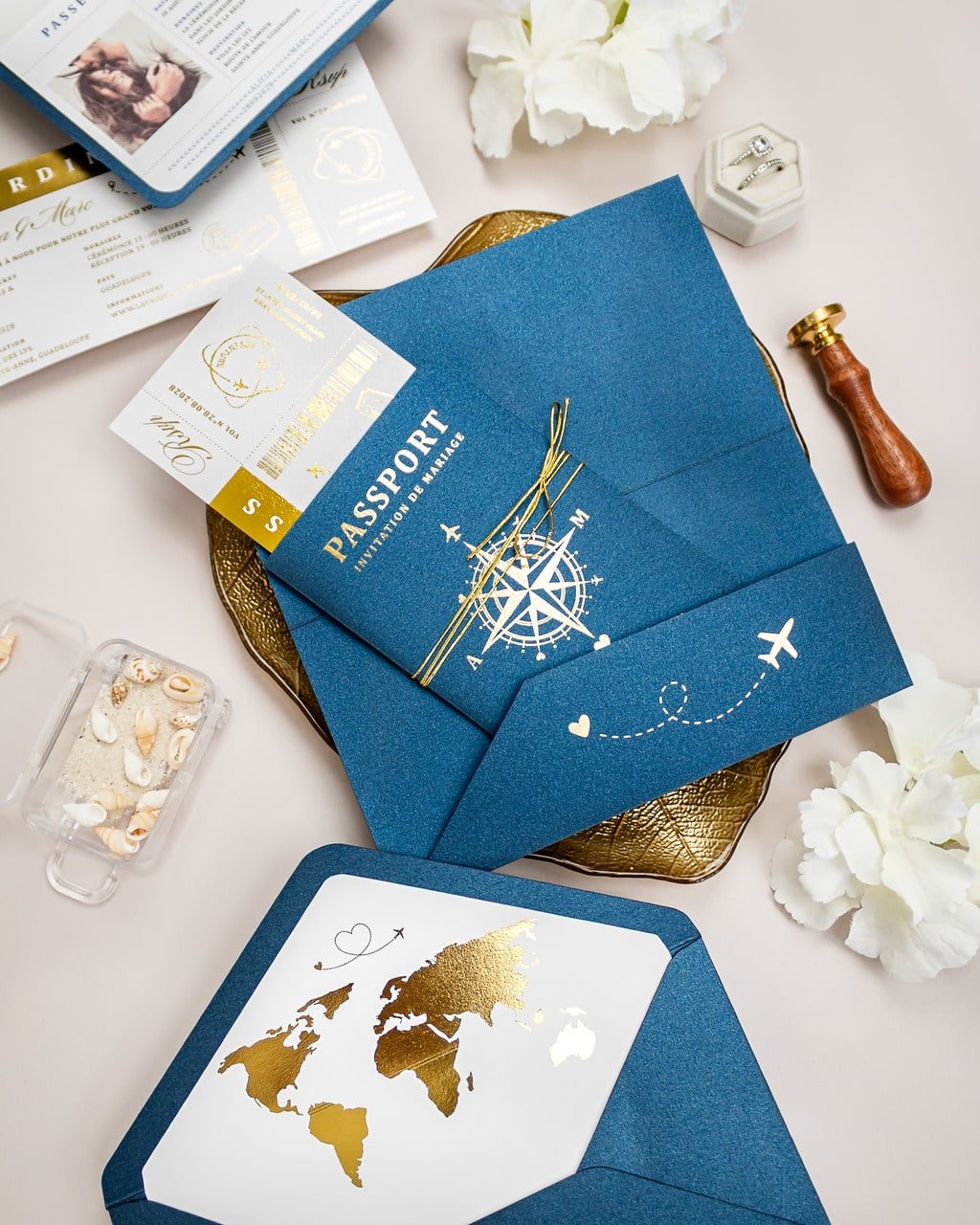 "Donya - Passeport" - Faire-part de mariage passeport, wedding destination, chic, original et romantique avec dorure or - Création Luxe Carterie Studio
