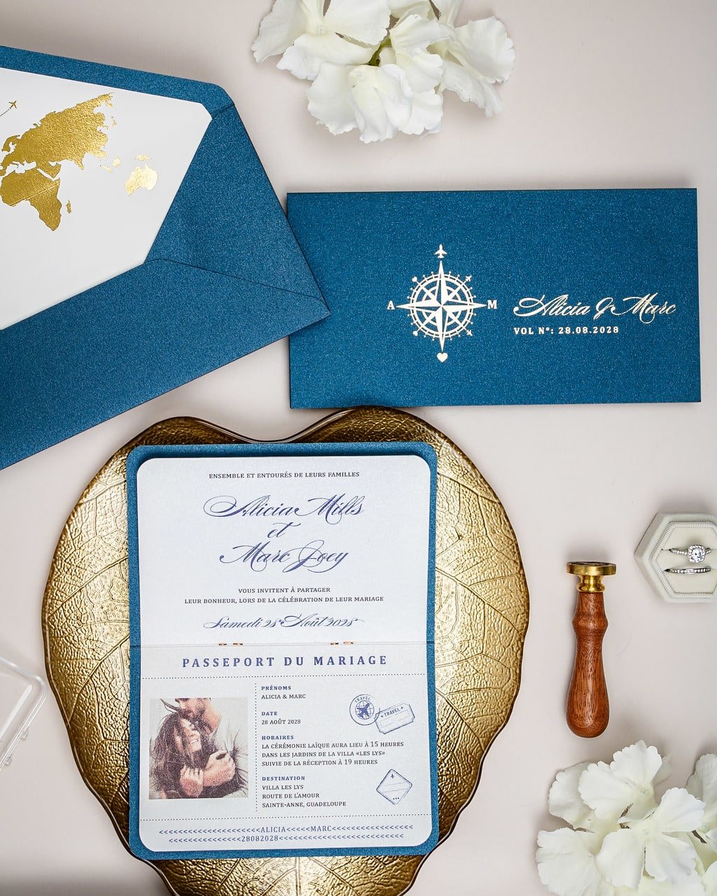 "Donya - Passeport" - Faire-part de mariage passeport, wedding destination, chic, original et romantique avec dorure or - Création Luxe Carterie Studio