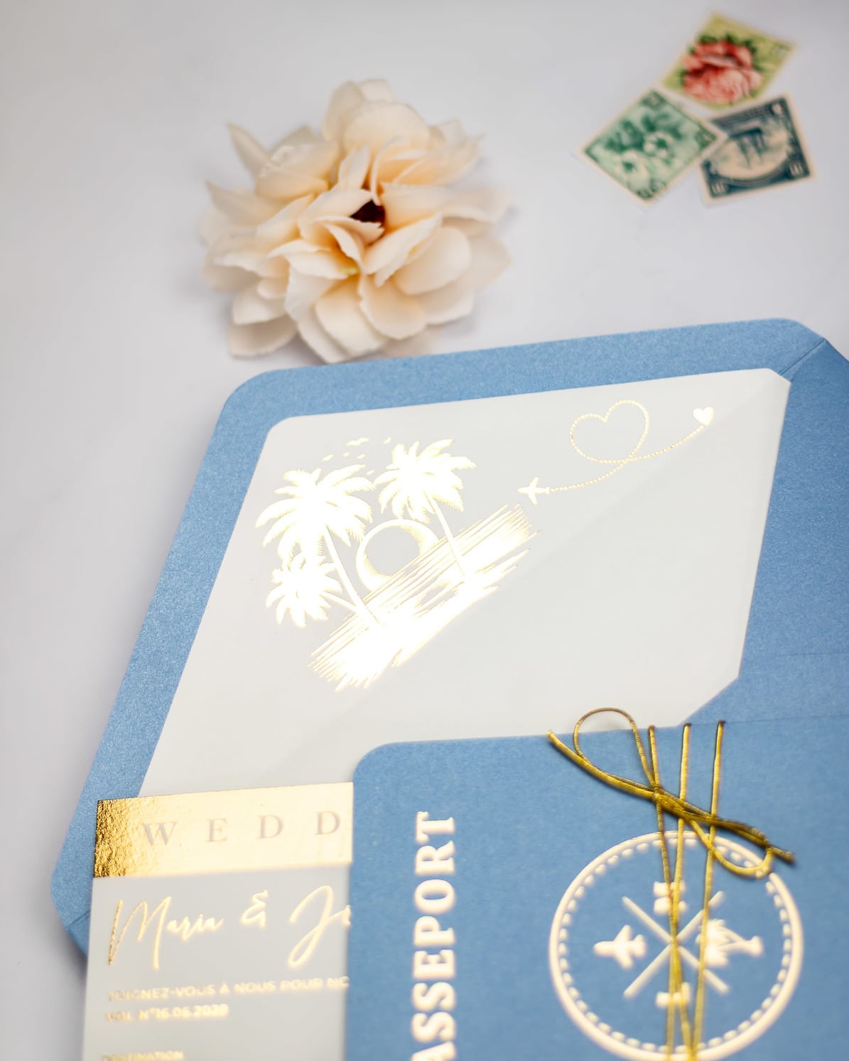 "Baya - Passeport" - Faire-part de mariage passeport, wedding destination, chic, original et romantique avec dorure or - Création Luxe Carterie Studio