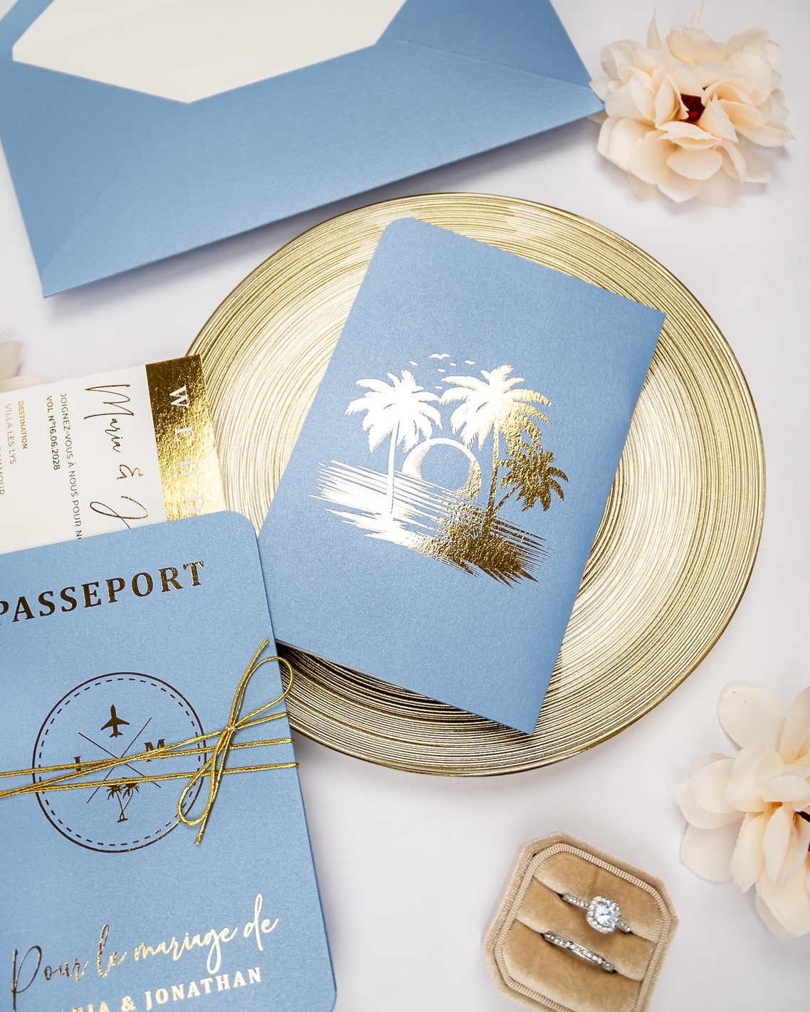 "Baya - Passeport" - Faire-part de mariage passeport, wedding destination, chic, original et romantique avec dorure or - Création Luxe Carterie Studio