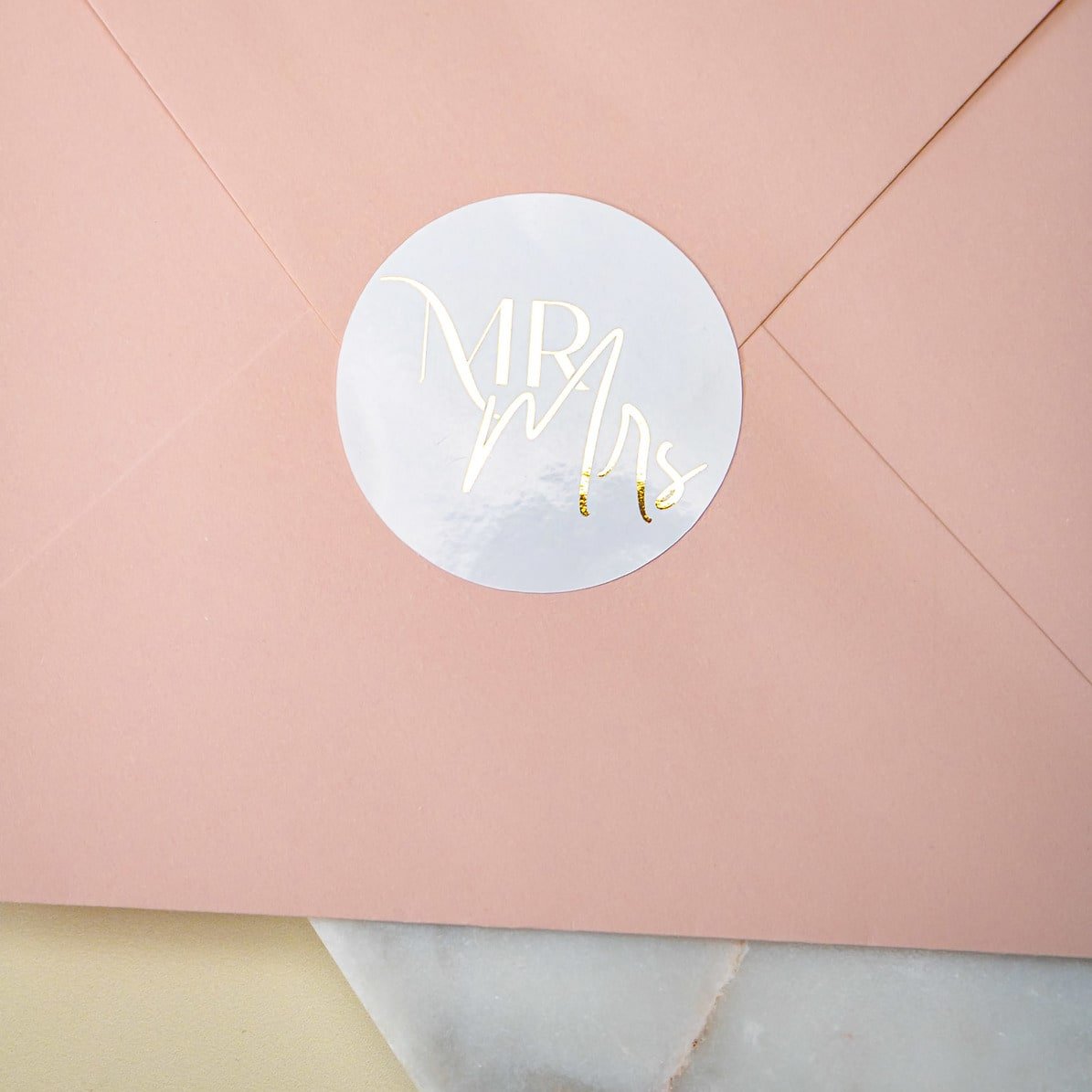"MR & MRS - Sticker" – Sticker de mariage Mr & Mrs chic et élégant avec dorure or pour cadeaux d’invités – Papeterie de mariage - Wedding stationery - Création Luxe Carterie Studio