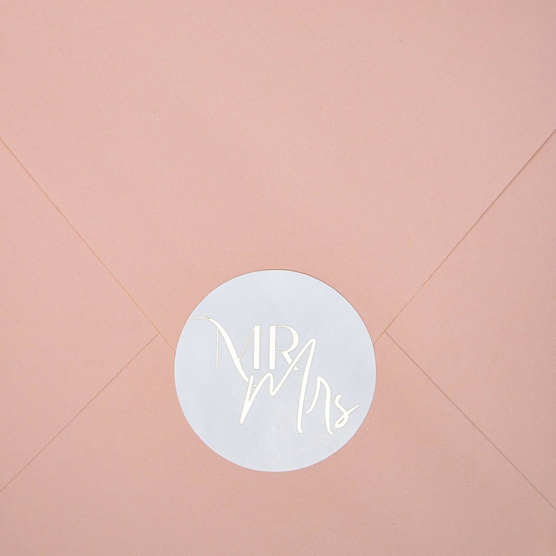 "MR & MRS - Sticker" – Sticker de mariage Mr & Mrs chic et élégant avec dorure or pour cadeaux d’invités – Papeterie de mariage - Wedding stationery - Création Luxe Carterie Studio