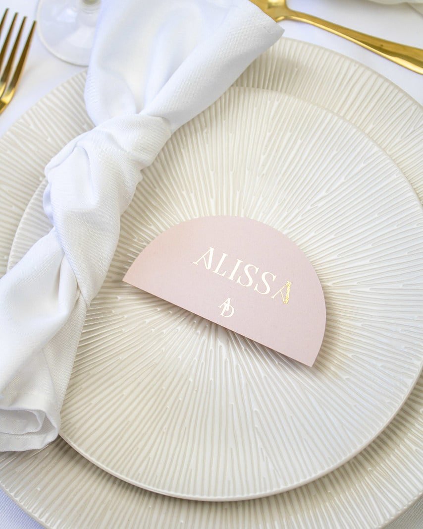 "Rea - Marque-place" – Marque-place chic, élégant et romantique avec dorure or pour réception de mariage – Papeterie de mariage - Wedding stationery - Création Luxe Carterie Studio
