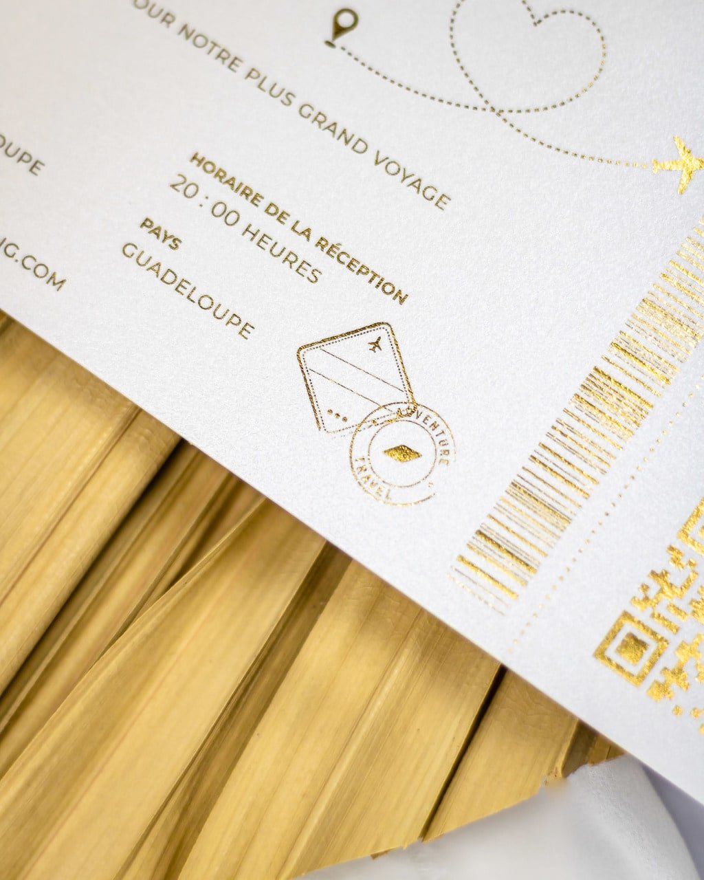 "Ruby - Passeport" - Faire-part de mariage passeport, wedding destination, chic, original et romantique avec dorure or - Création Luxe Carterie Studio