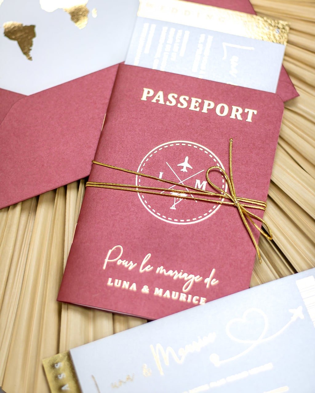 "Ruby - Passeport" - Faire-part de mariage passeport, wedding destination, chic, original et romantique avec dorure or - Création Luxe Carterie Studio