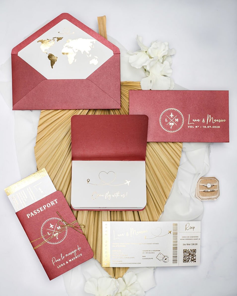 "Ruby - Passeport" - Faire-part de mariage passeport, wedding destination, chic, original et romantique avec dorure or - Création Luxe Carterie Studio