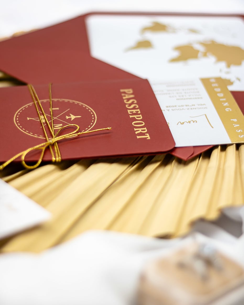"Ruby - Passeport" - Faire-part de mariage passeport, wedding destination, chic, original et romantique avec dorure or - Création Luxe Carterie Studio