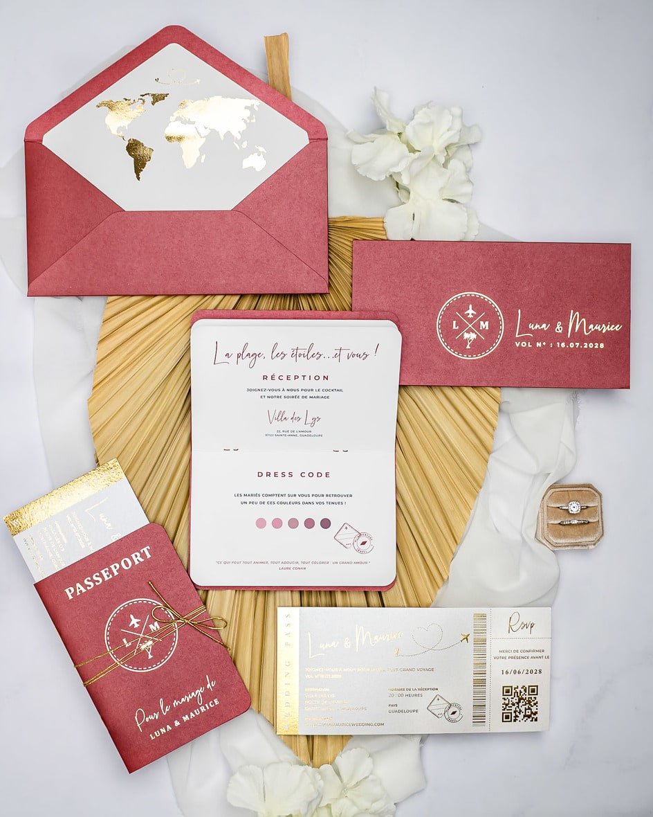 "Ruby - Passeport" - Faire-part de mariage passeport, wedding destination, chic, original et romantique avec dorure or - Création Luxe Carterie Studio