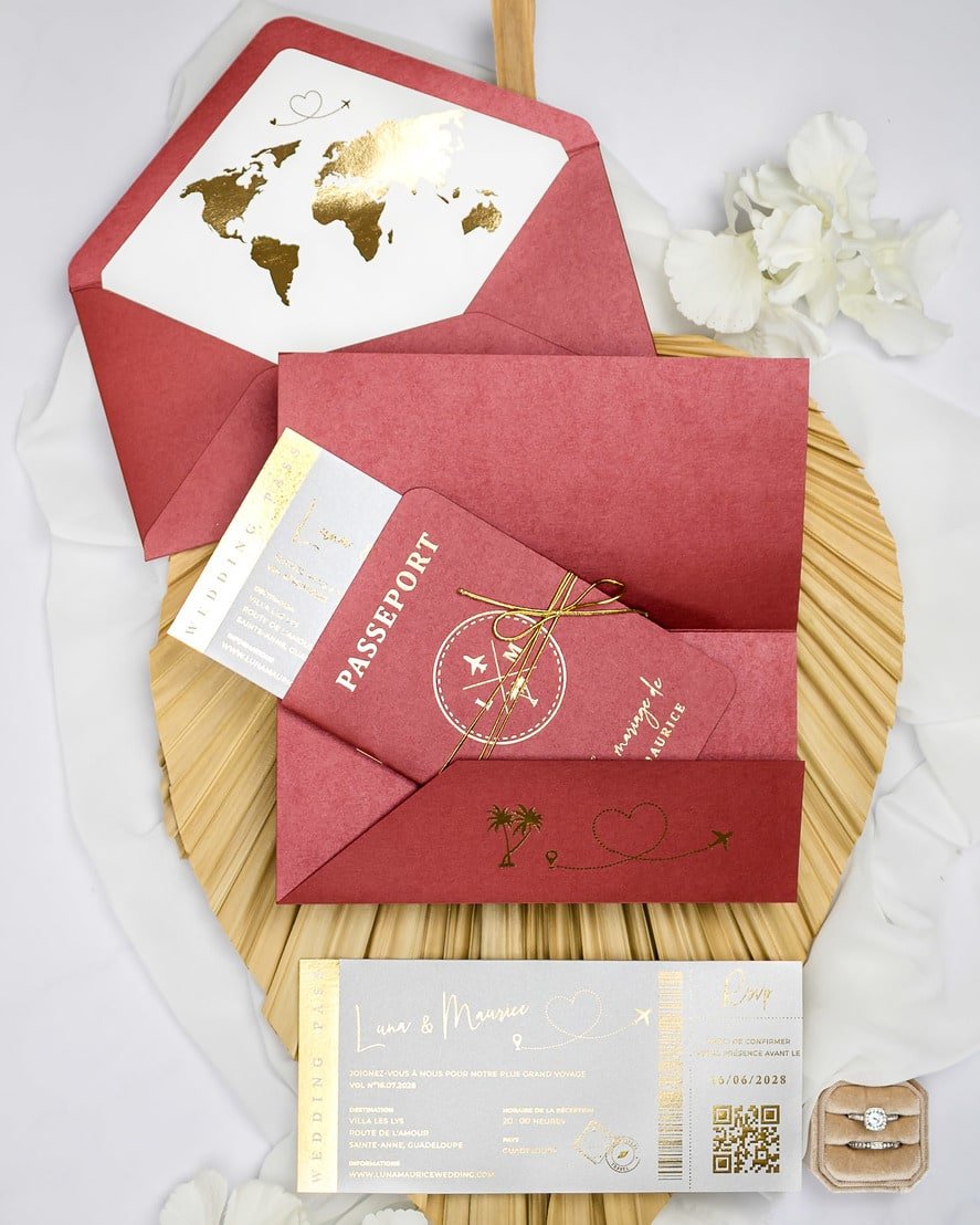 "Ruby - Passeport" - Faire-part de mariage passeport, wedding destination, chic, original et romantique avec dorure or - Création Luxe Carterie Studio