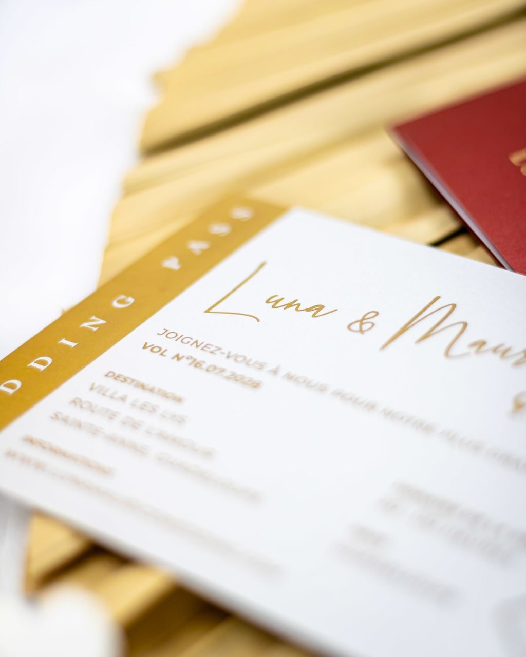 "Ruby - Passeport" - Faire-part de mariage passeport, wedding destination, chic, original et romantique avec dorure or - Création Luxe Carterie Studio