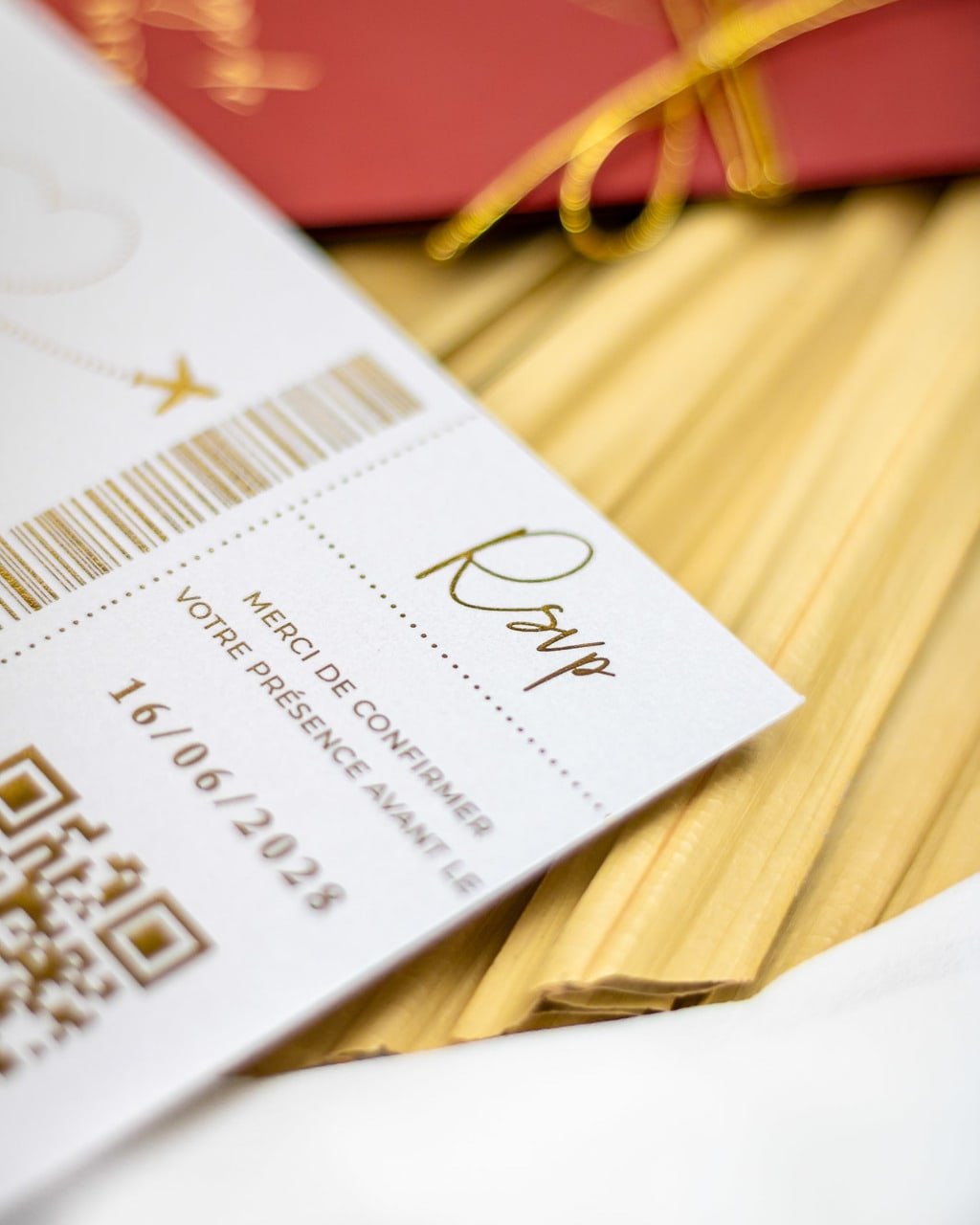 "Ruby - Passeport" - Faire-part de mariage passeport, wedding destination, chic, original et romantique avec dorure or - Création Luxe Carterie Studio