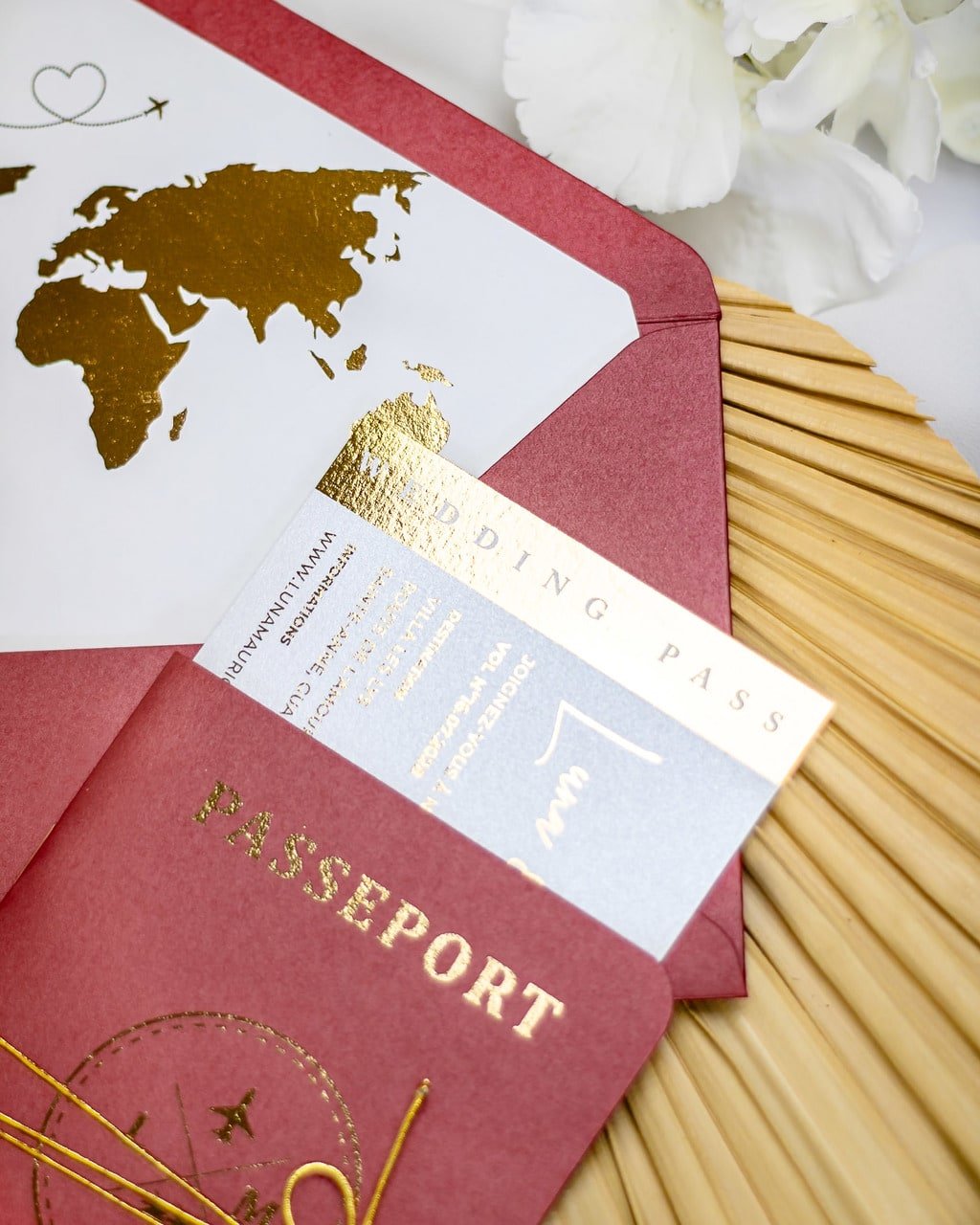 "Ruby - Passeport" - Faire-part de mariage passeport, wedding destination, chic, original et romantique avec dorure or - Création Luxe Carterie Studio