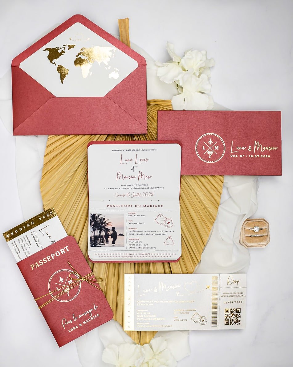 "Ruby - Passeport" - Faire-part de mariage passeport, wedding destination, chic, original et romantique avec dorure or - Création Luxe Carterie Studio