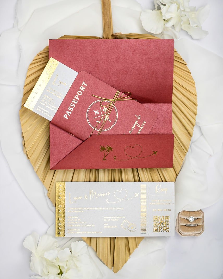 "Ruby - Passeport" - Faire-part de mariage passeport, wedding destination, chic, original et romantique avec dorure or - Création Luxe Carterie Studio