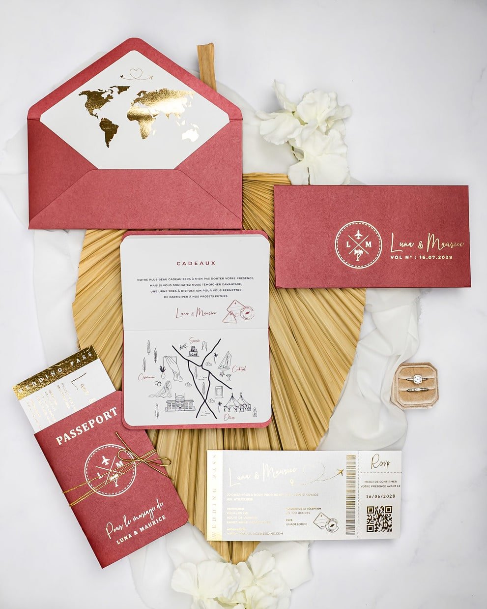 "Ruby - Passeport" - Faire-part de mariage passeport, wedding destination, chic, original et romantique avec dorure or - Création Luxe Carterie Studio