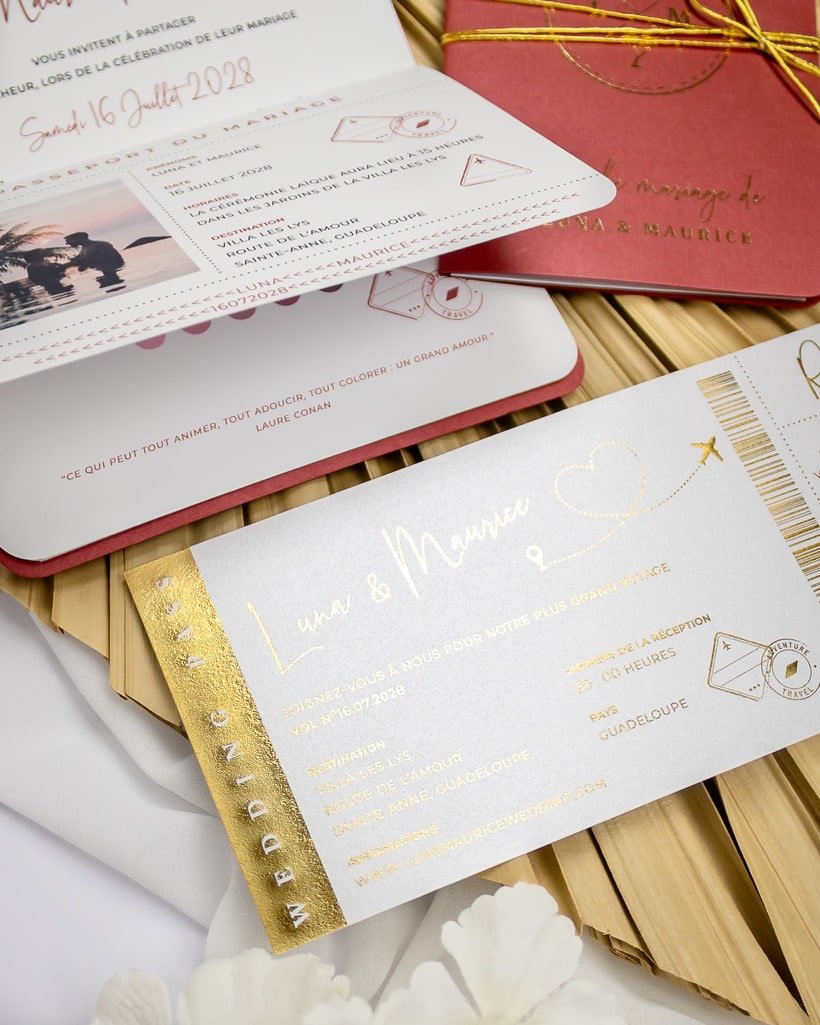"Ruby - Passeport" - Faire-part de mariage passeport, wedding destination, chic, original et romantique avec dorure or - Création Luxe Carterie Studio