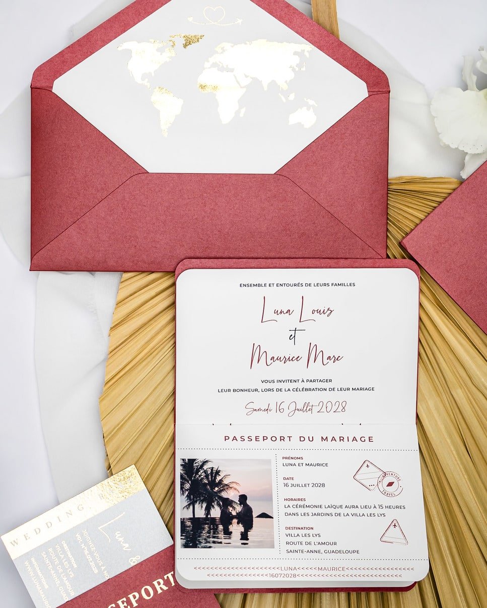 "Ruby - Passeport" - Faire-part de mariage passeport, wedding destination, chic, original et romantique avec dorure or - Création Luxe Carterie Studio