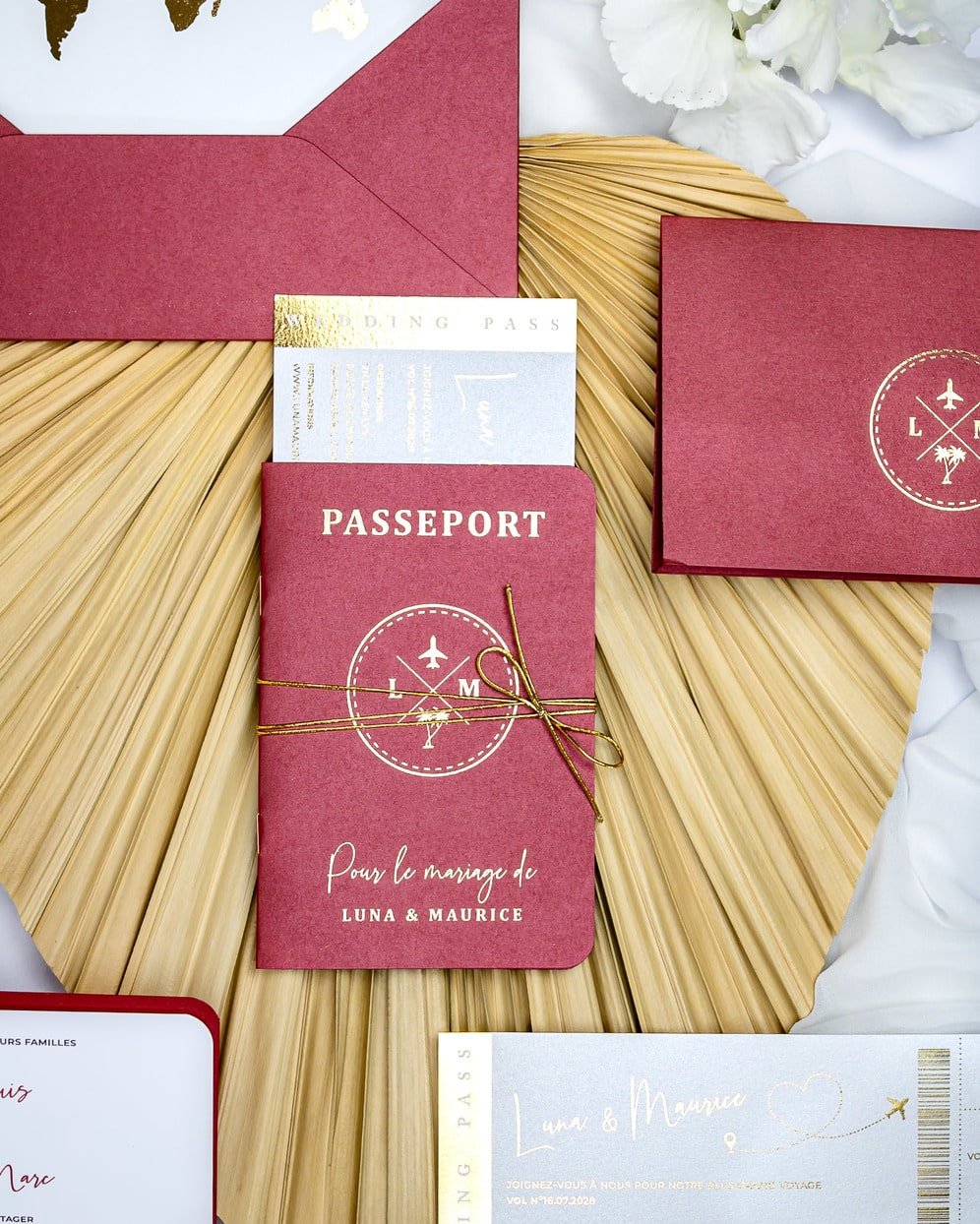 "Ruby - Passeport" - Faire-part de mariage passeport, wedding destination, chic, original et romantique avec dorure or - Création Luxe Carterie Studio