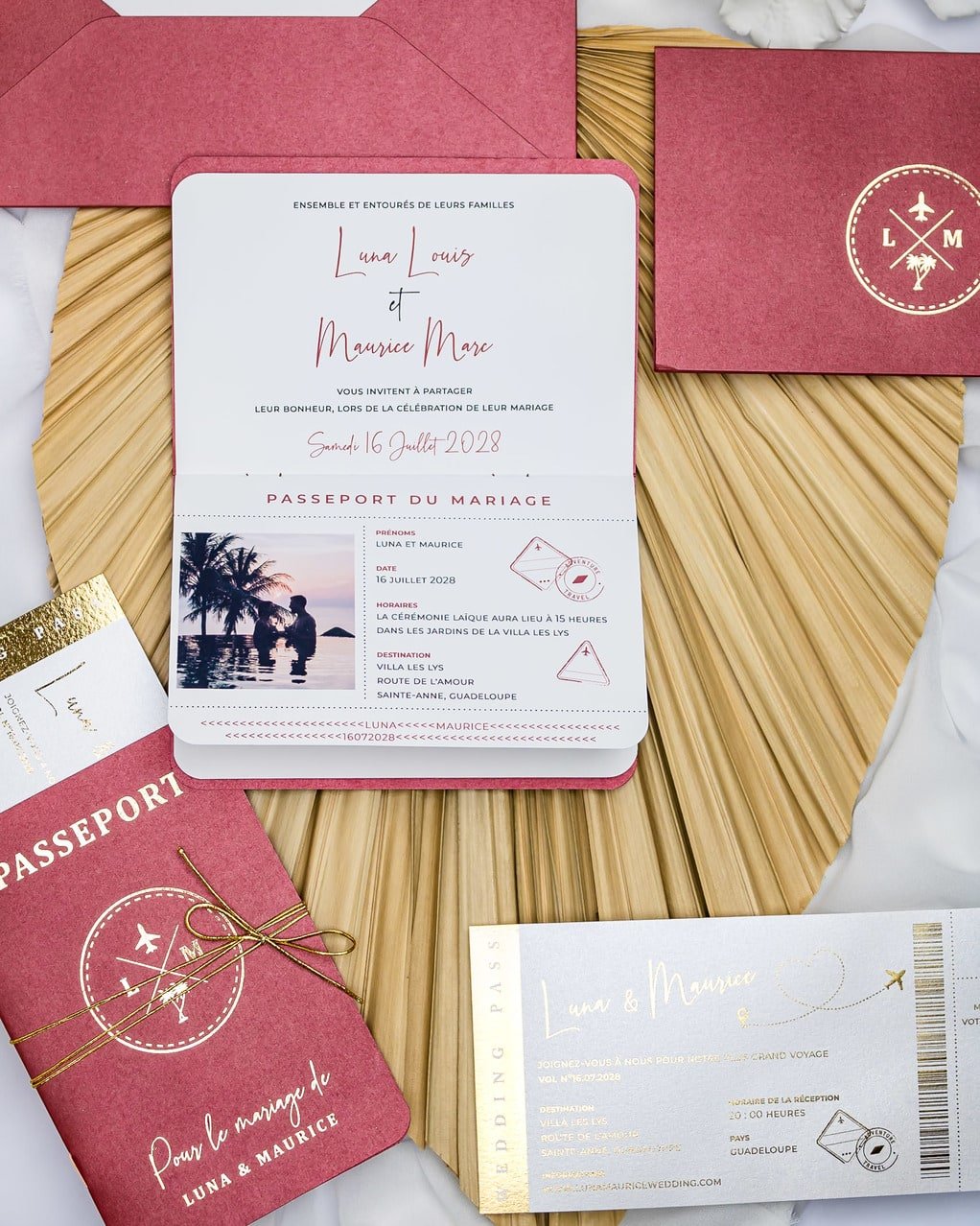 "Ruby - Passeport" - Faire-part de mariage passeport, wedding destination, chic, original et romantique avec dorure or - Création Luxe Carterie Studio
