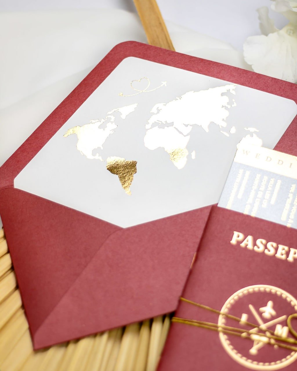 "Ruby - Passeport" - Faire-part de mariage passeport, wedding destination, chic, original et romantique avec dorure or - Création Luxe Carterie Studio