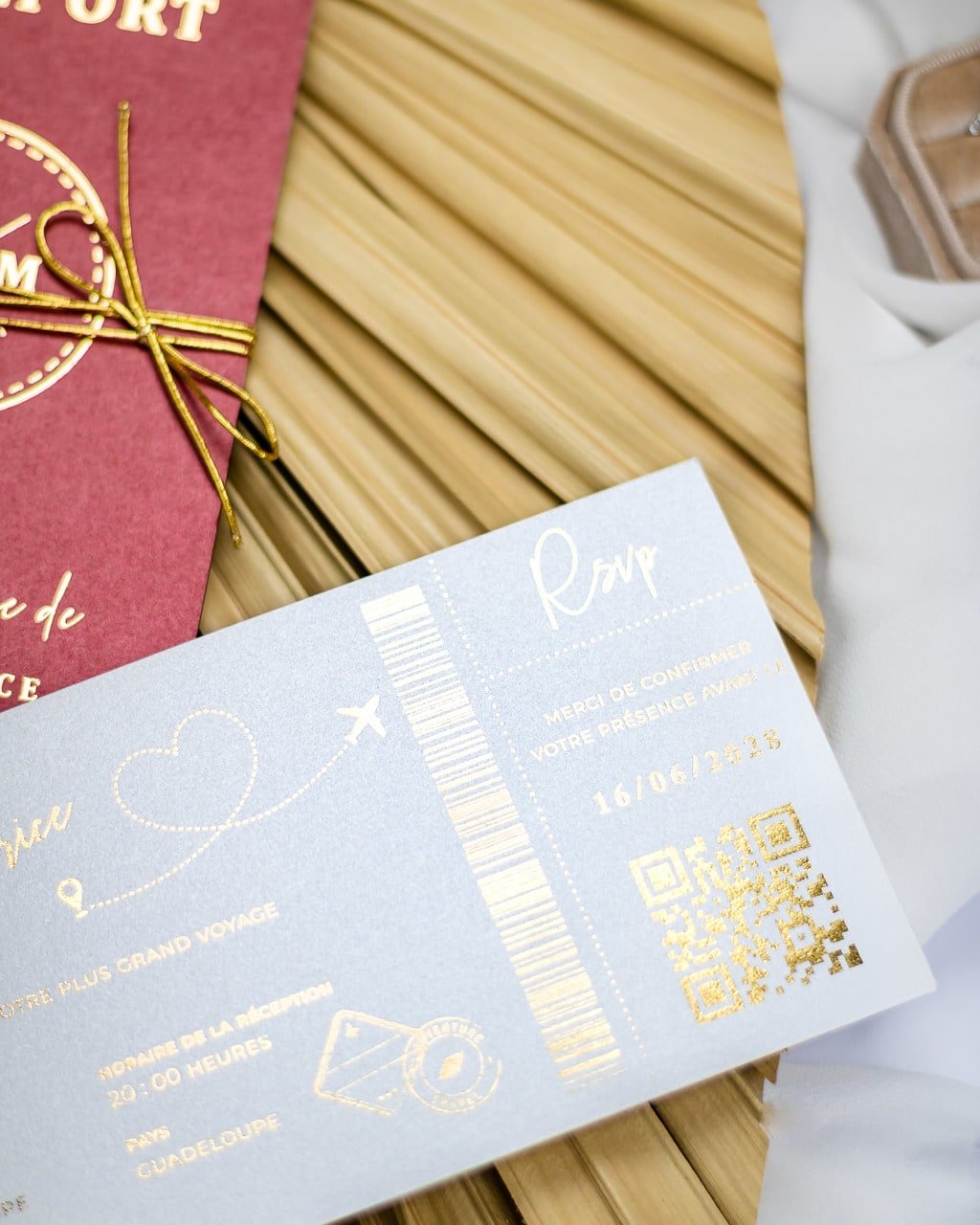 "Ruby - Passeport" - Faire-part de mariage passeport, wedding destination, chic, original et romantique avec dorure or - Création Luxe Carterie Studio