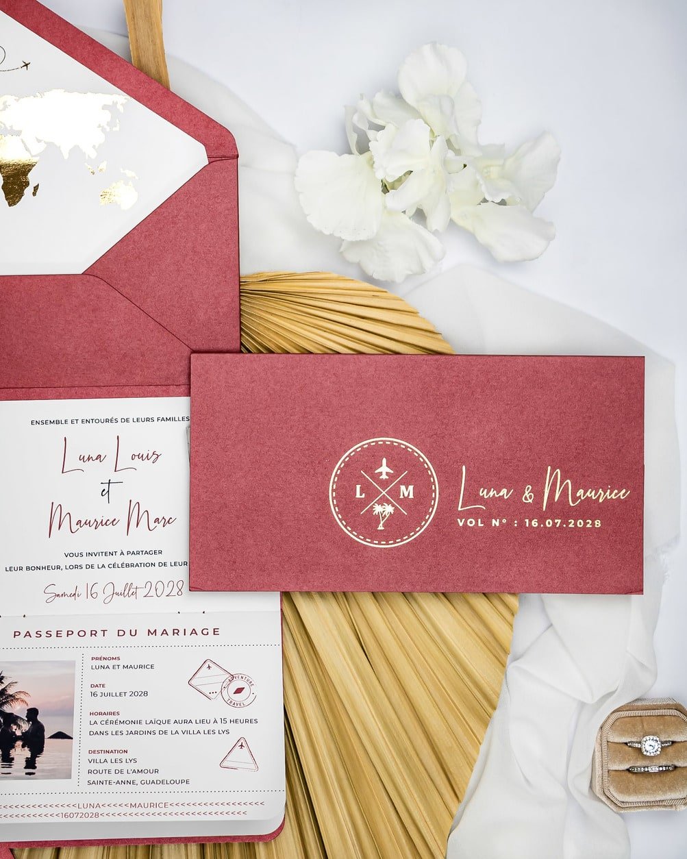 "Ruby - Passeport" - Faire-part de mariage passeport, wedding destination, chic, original et romantique avec dorure or - Création Luxe Carterie Studio