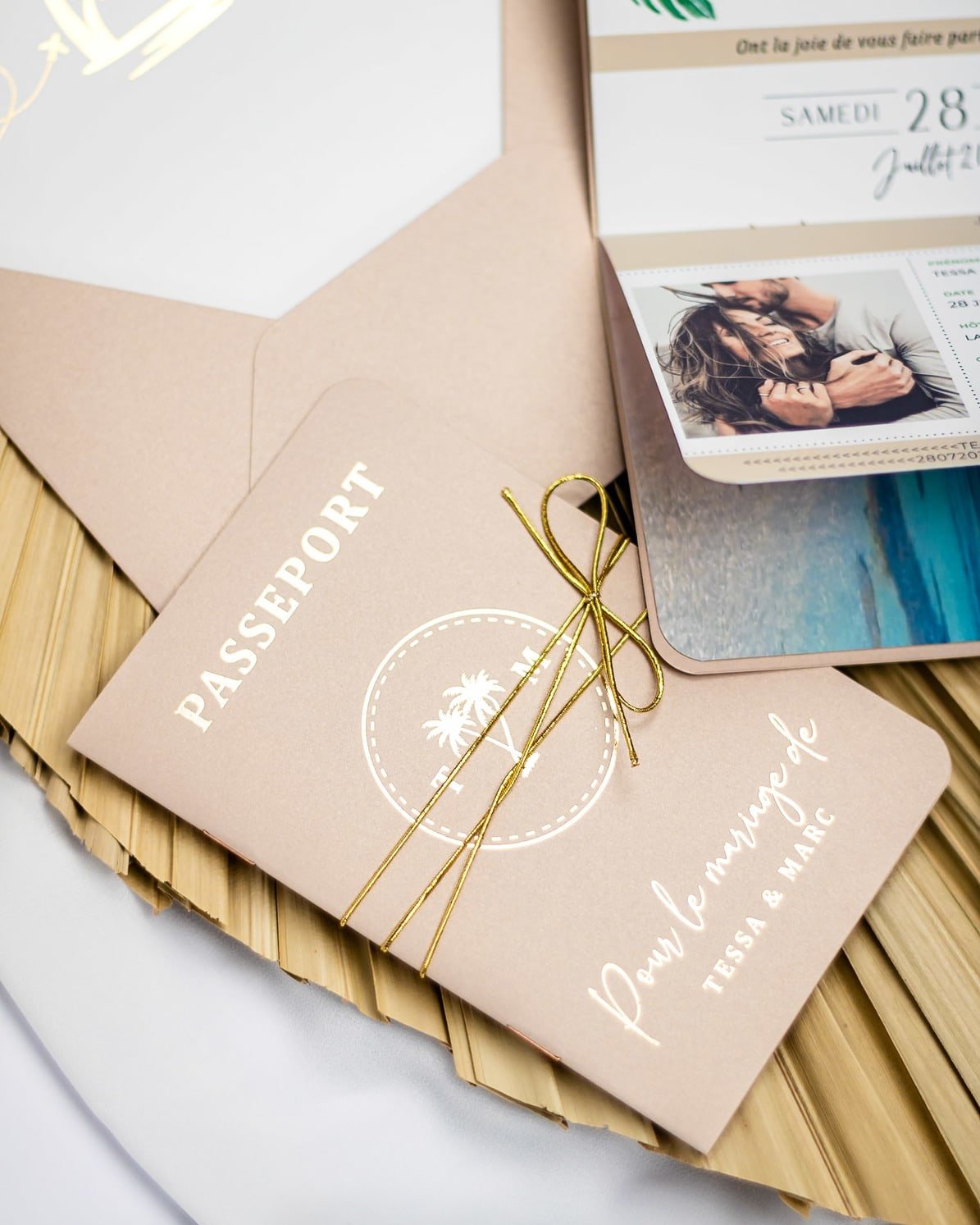 "Sora - Passeport" - Faire-part de mariage passeport, wedding destination, chic, original et romantique avec dorure or - Création Luxe Carterie Studio