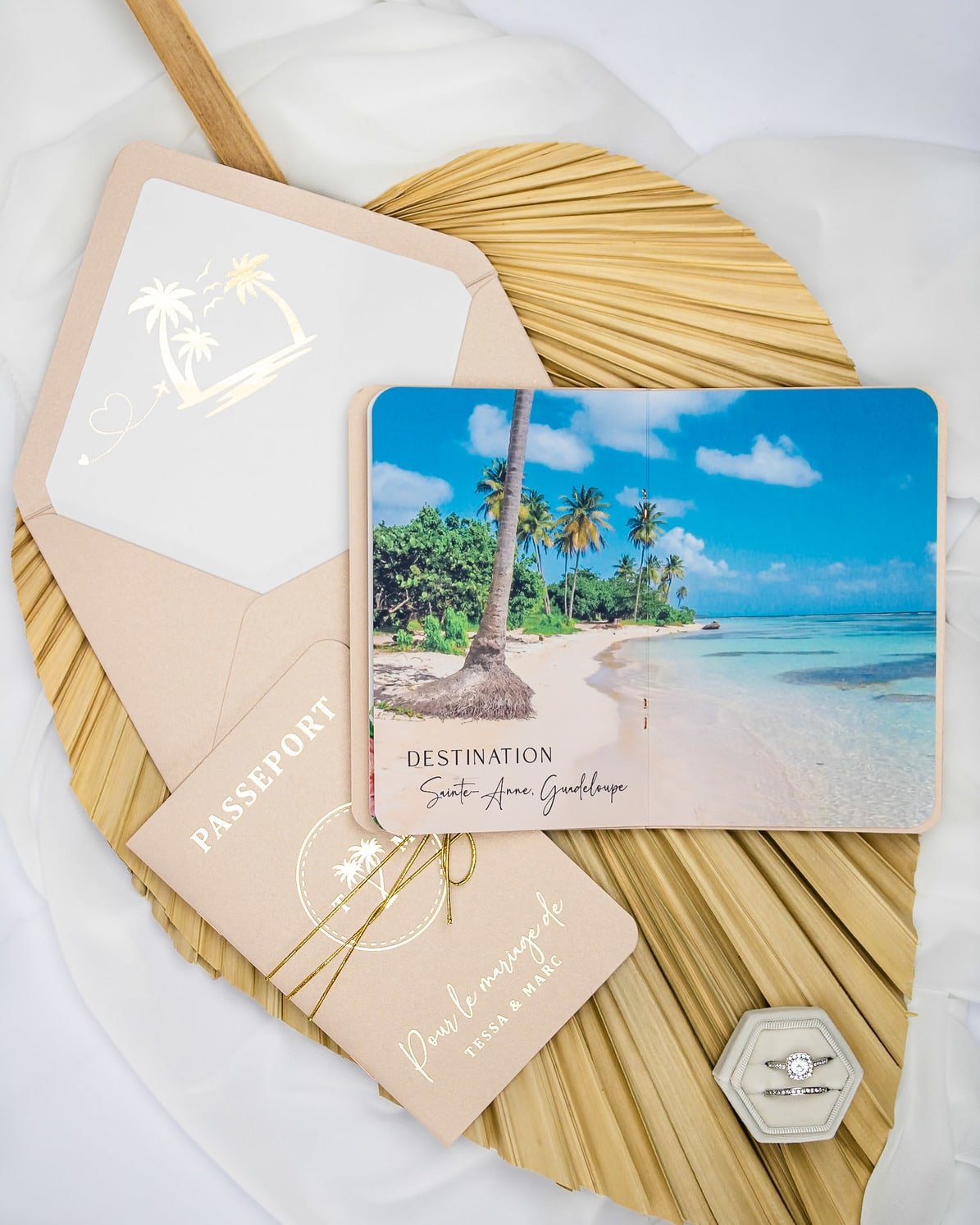 "Sora - Passeport" - Faire-part de mariage passeport, wedding destination, chic, original et romantique avec dorure or - Création Luxe Carterie Studio