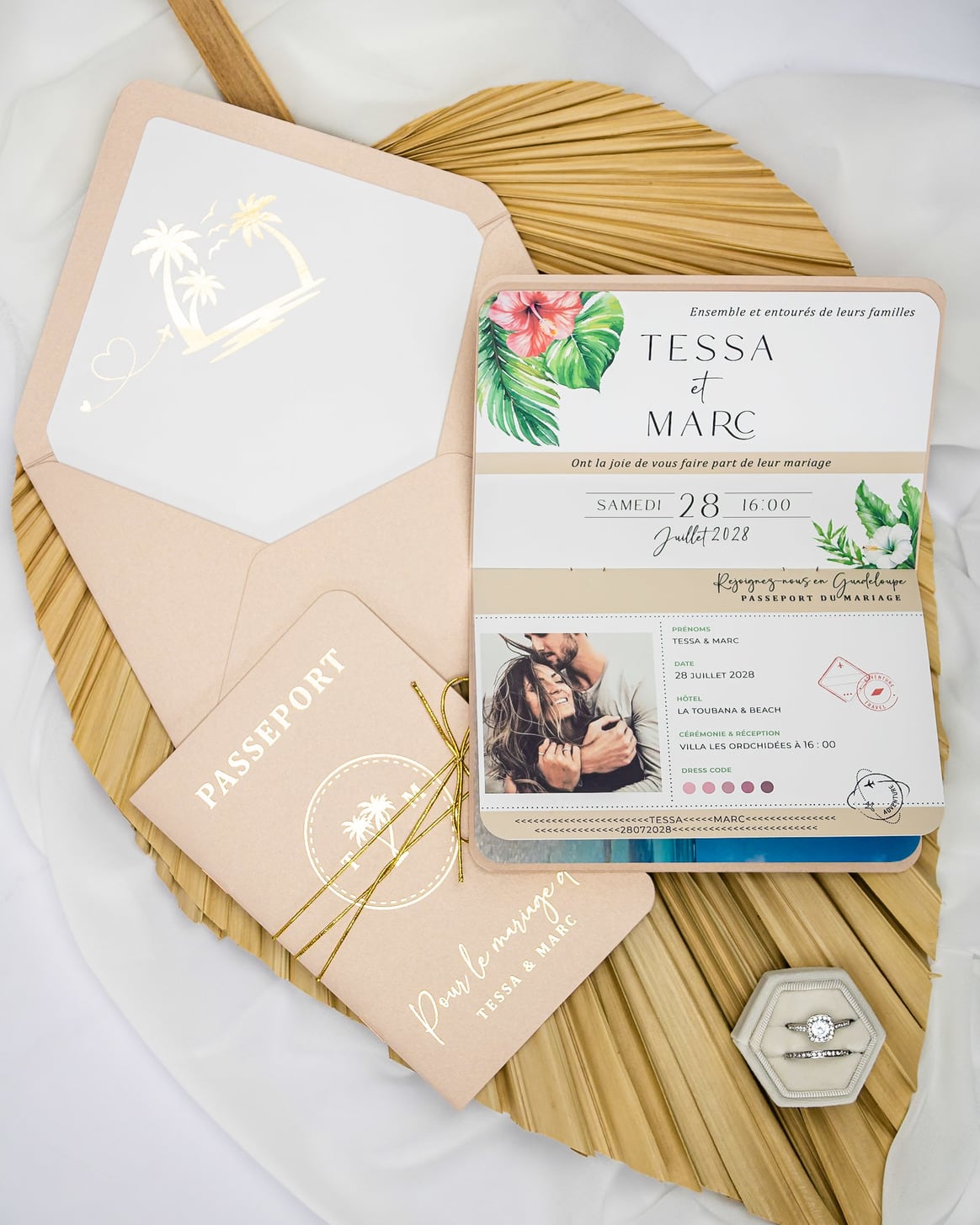 "Sora - Passeport" - Faire-part de mariage passeport, wedding destination, chic, original et romantique avec dorure or - Création Luxe Carterie Studio