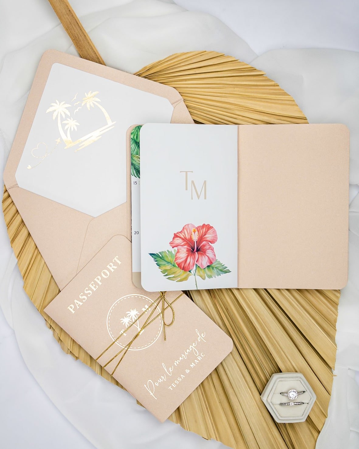 "Sora - Passeport" - Faire-part de mariage passeport, wedding destination, chic, original et romantique avec dorure or - Création Luxe Carterie Studio