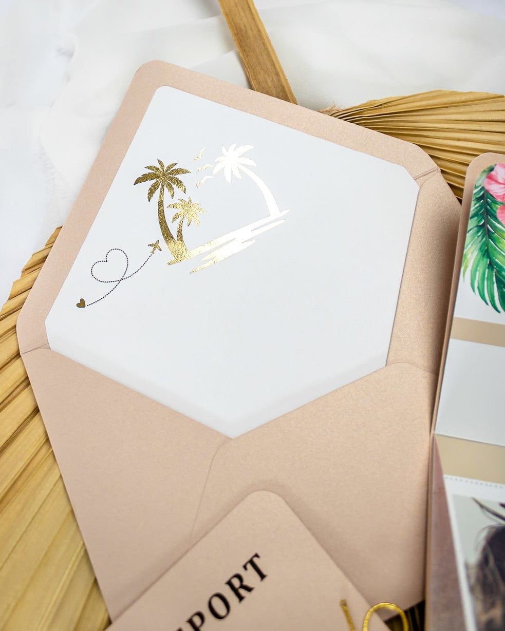 "Sora - Passeport" - Faire-part de mariage passeport, wedding destination, chic, original et romantique avec dorure or - Création Luxe Carterie Studio