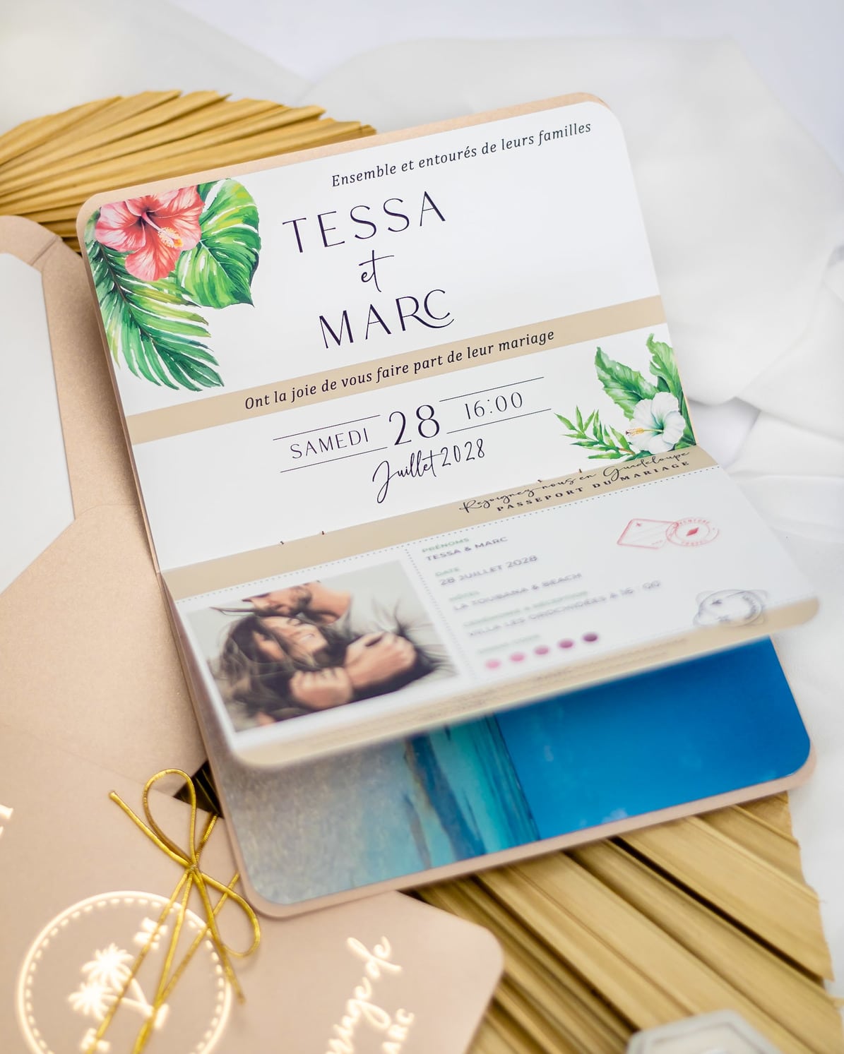 "Sora - Passeport" - Faire-part de mariage passeport, wedding destination, chic, original et romantique avec dorure or - Création Luxe Carterie Studio