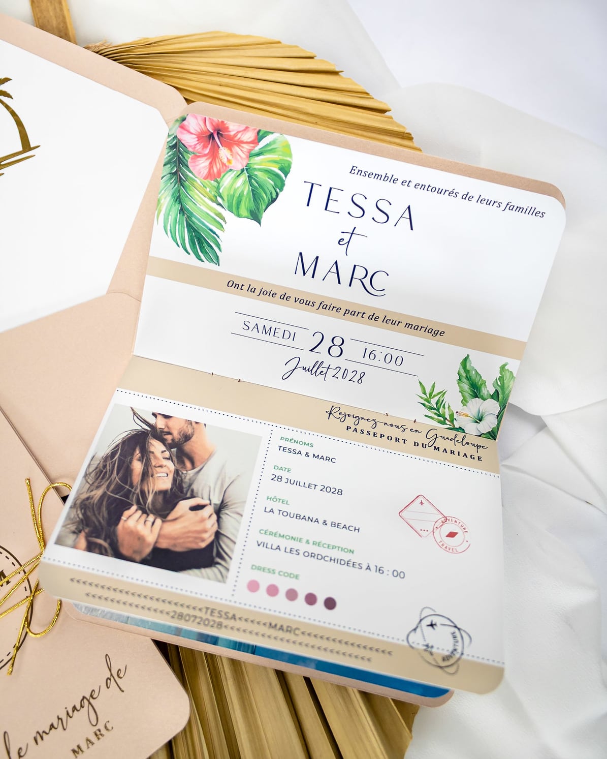 "Sora - Passeport" - Faire-part de mariage passeport, wedding destination, chic, original et romantique avec dorure or - Création Luxe Carterie Studio