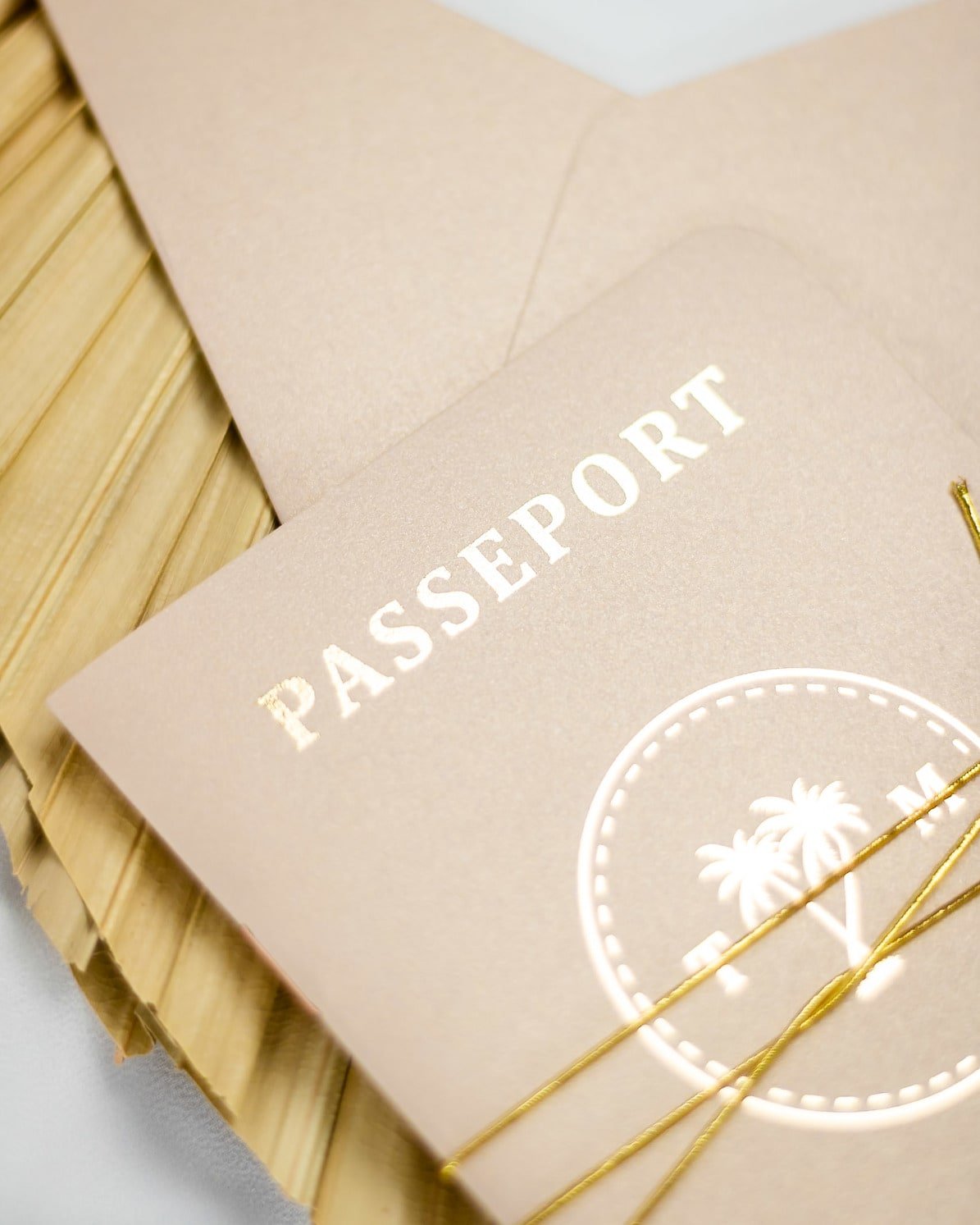 "Sora - Passeport" - Faire-part de mariage passeport, wedding destination, chic, original et romantique avec dorure or - Création Luxe Carterie Studio