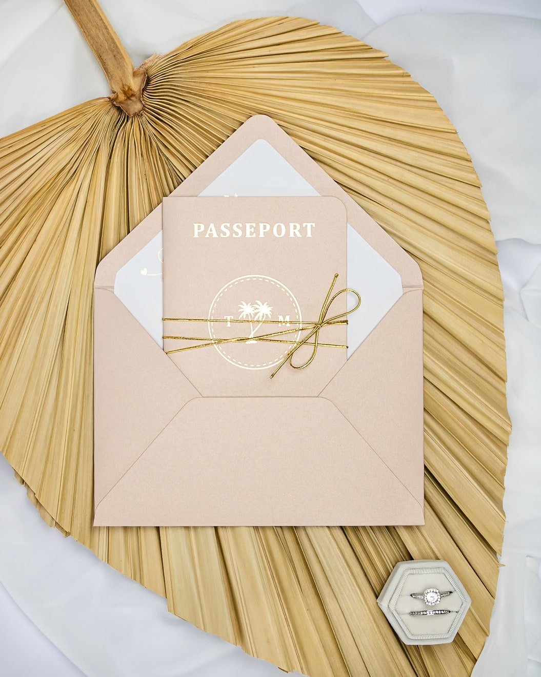 "Sora - Passeport" - Faire-part de mariage passeport, wedding destination, chic, original et romantique avec dorure or - Création Luxe Carterie Studio