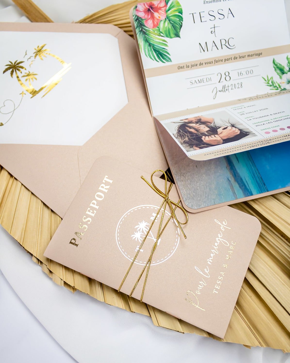 "Sora - Passeport" - Faire-part de mariage passeport, wedding destination, chic, original et romantique avec dorure or - Création Luxe Carterie Studio