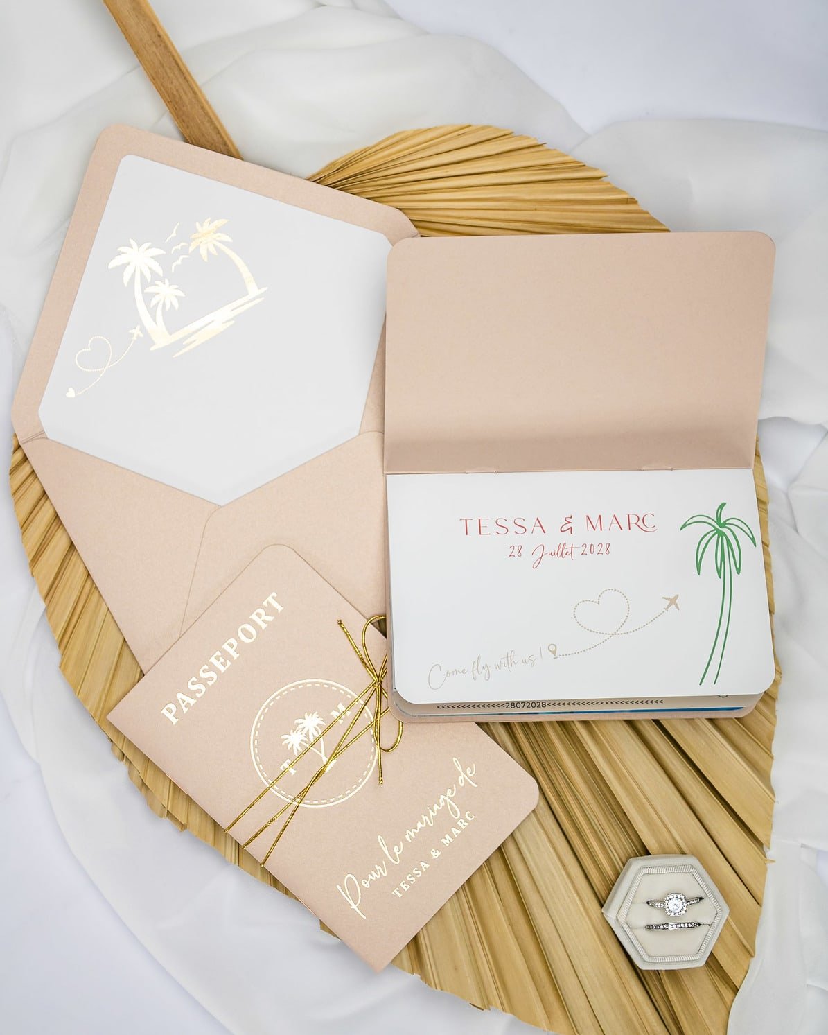 "Sora - Passeport" - Faire-part de mariage passeport, wedding destination, chic, original et romantique avec dorure or - Création Luxe Carterie Studio